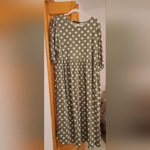 🔷️SALE!!🔷️ Boohoo green polka dot midi dress, Size 12